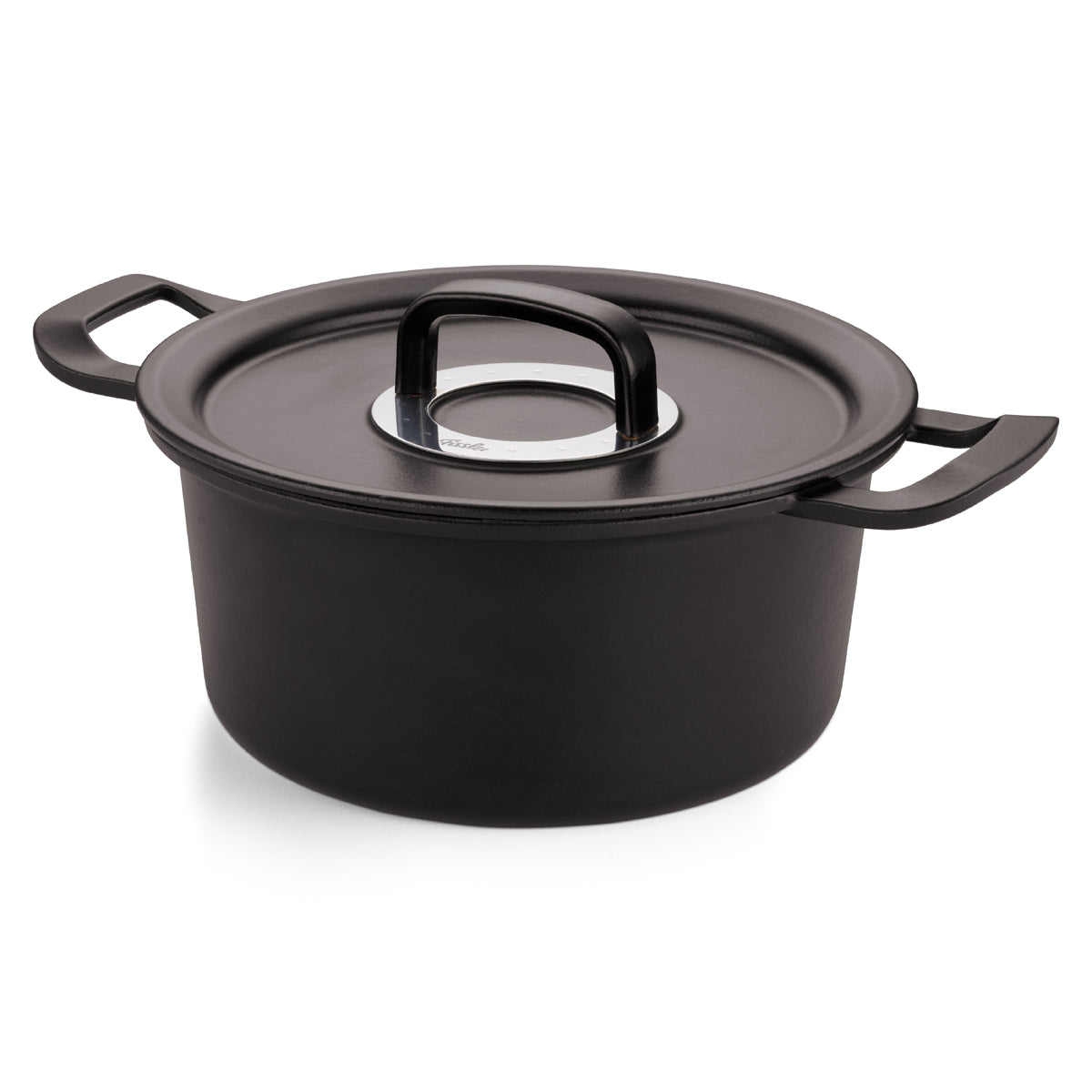 Fissler Original-Profi Collection® Gusseisen Dutch Oven, schwarz mit Deckel und seitlichen Griffen - präzises deutsches Design auf weißem Grund.