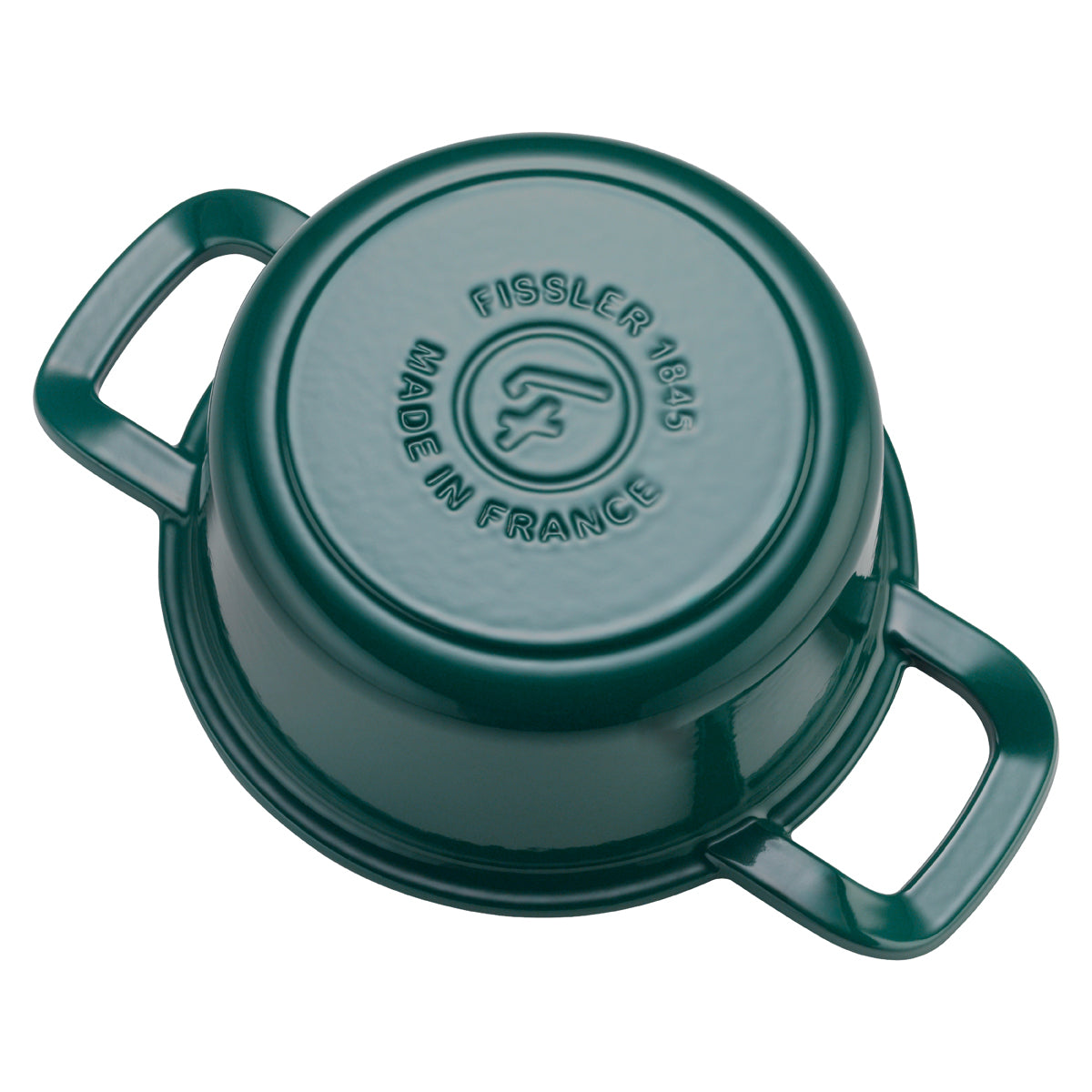 Ein dunkelgrüner Fissler Gusseisentopf, Original-Profi Collection®, auf dem Kopf stehend, mit zwei Griffen und eingeprägtem Fissler-Logo und Jahreszahl.