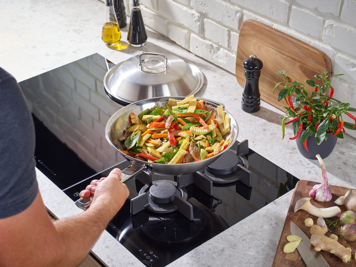 Kochen Sie ein farbenfrohes Wokgericht mit dem Fissler Original-Profi Collection® Wok 30cm - Präzision, Haltbarkeit und zeitloses deutsches Design.