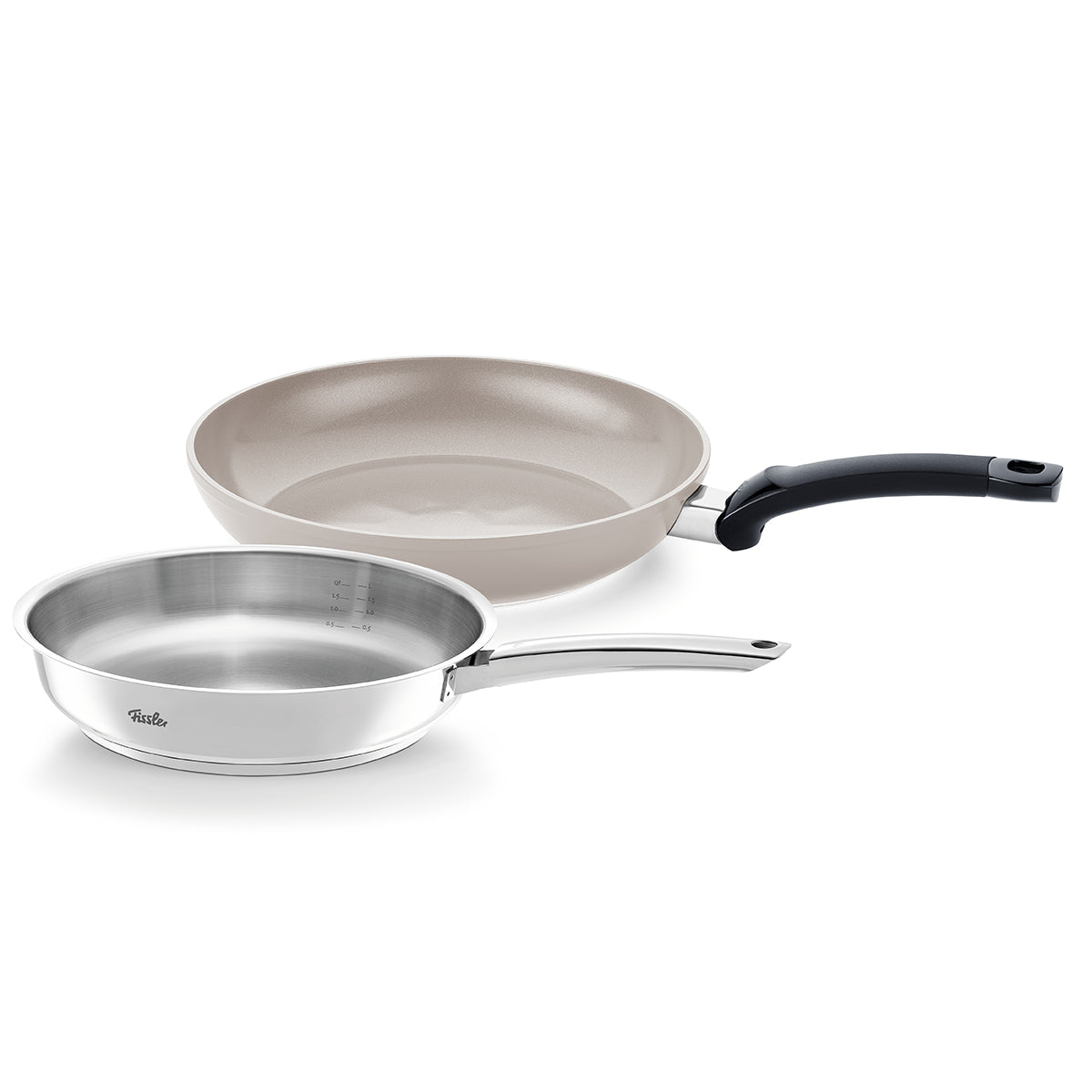 Fissler Ceratal Classic 28cm und Pure Pfanne 24cm, hergestellt in Deutschland, nebeneinander auf weißem Hintergrund.