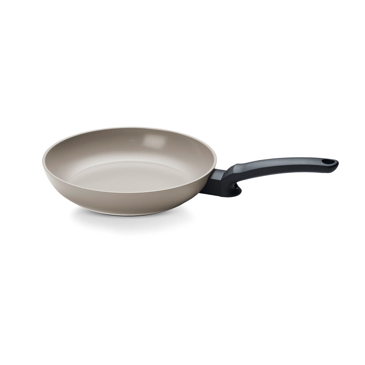 Die Fissler Ceratal® Evo Classic: moderne, beige Keramikpfanne mit schwarzem Griff, PFAS-frei. Präzision "Made in Germany".