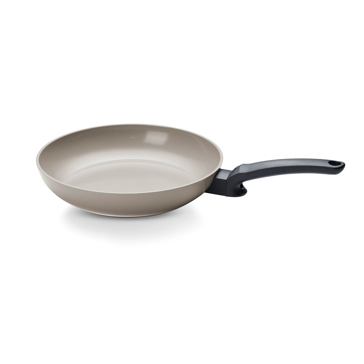Fissler Ceratal® Evo Classic Pfanne in Beige mit schwarzem Griff, modern, PFAS-frei. Präzision & Qualität - Made in Germany.