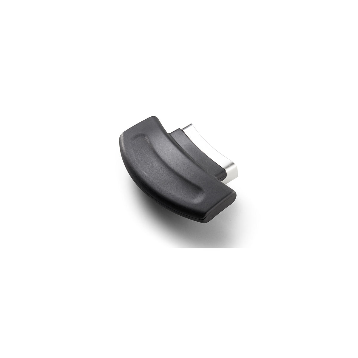 Nahaufnahme des Griffs des Fissler Vitavit® 22 cm Schnellkochtopfs - elegantes schwarz-silbernes Design, fotografiert auf weißem Hintergrund.