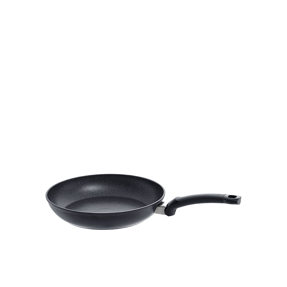 Fissler Adamant® Classic Pfanne in schwarz mit kratzfester Beschichtung und ergonomischem Griff, der deutsche Präzision auf weißem Grund verkörpert.