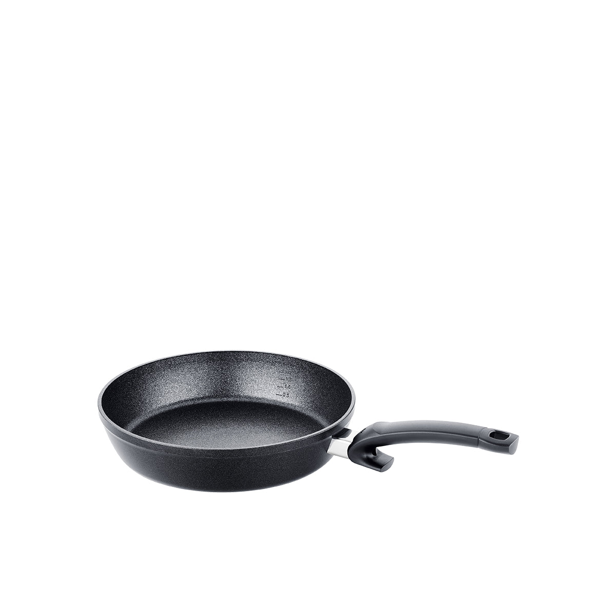 Fissler Adamant® Comfort antihaftbeschichtete Bratpfanne mit ergonomischem Griff, made in Germany, in modernem Design auf weißem Grund.