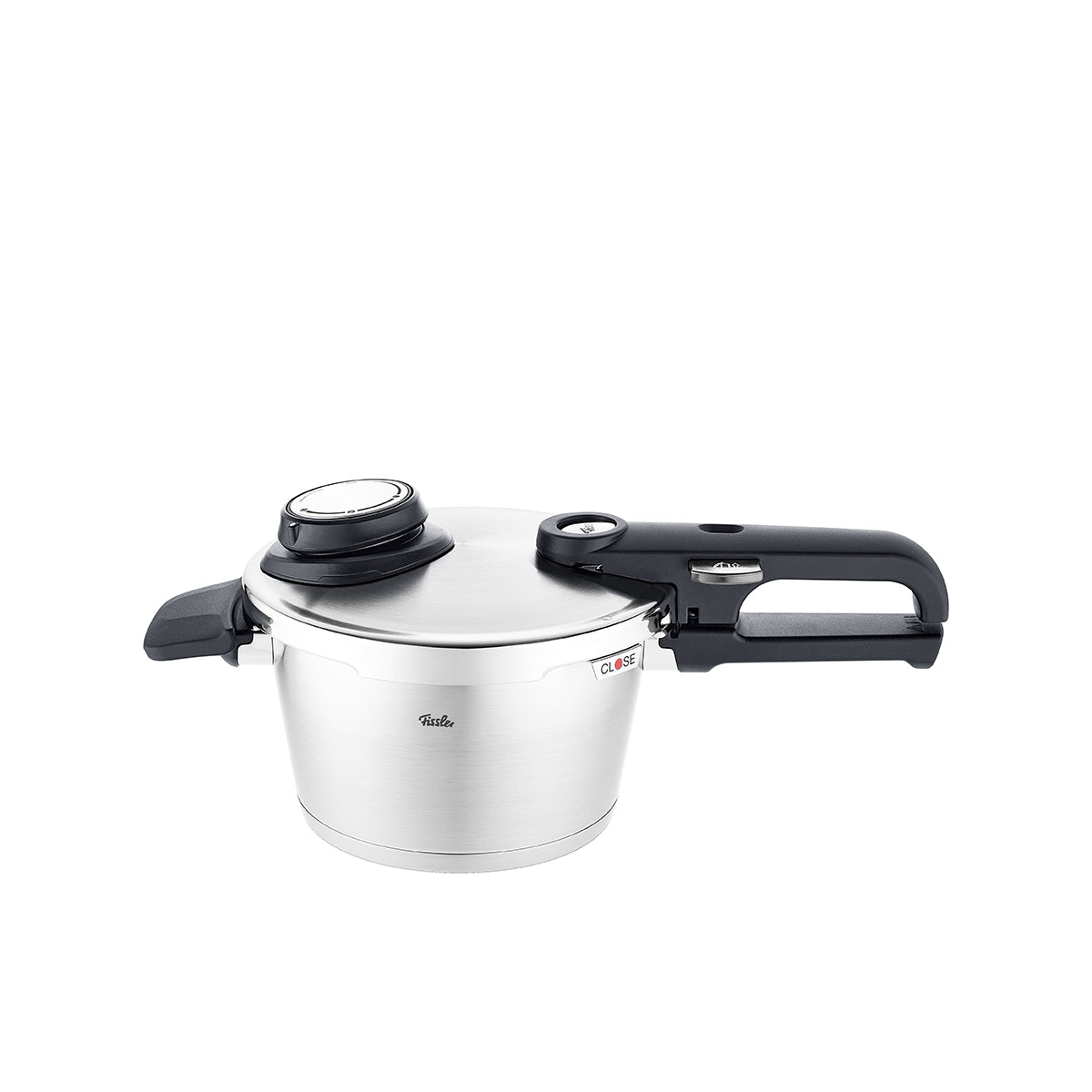 Fissler Vitavit® Premium Schnellkochtopf mit schwarzem Griff, Deckelverschluss und Manometer. Deutsche Präzision auf weißem Grund.