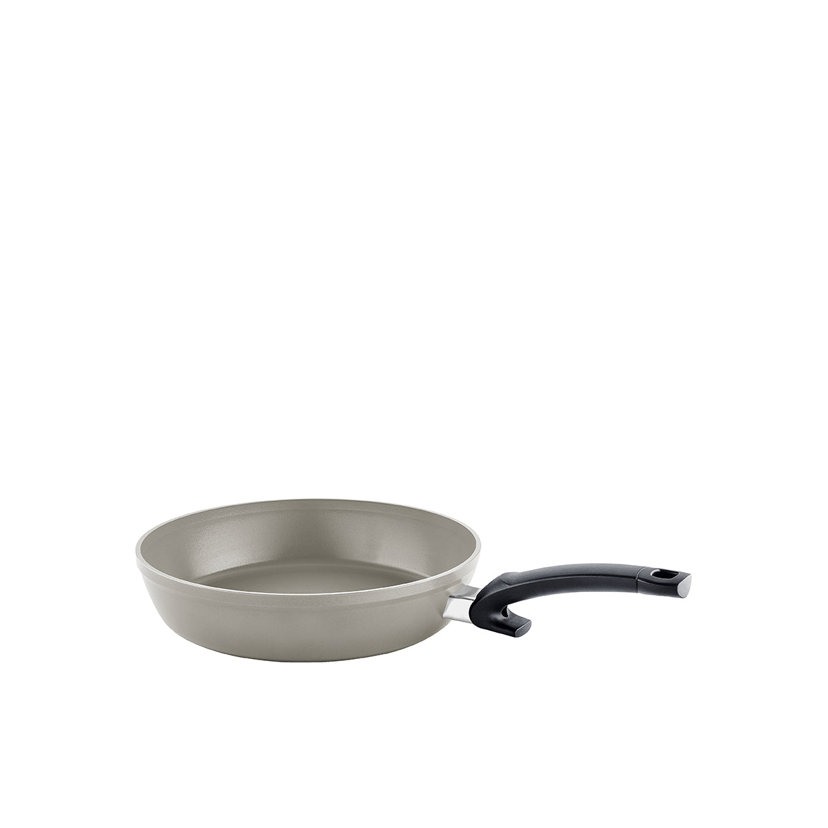 Fissler Ceratal® Comfort Pfanne, grau, Keramikbeschichtung, PTFE-frei, ergonomischer Griff - modern auf weißem Hintergrund.