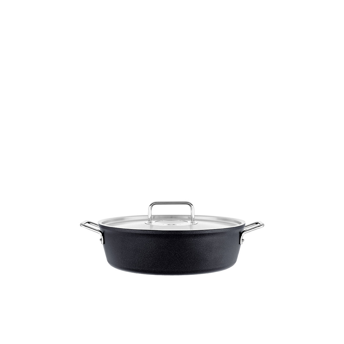 Fissler Adamant® Bratentopf, schwarz, mit Metalldeckel, zwei silbernen Griffen, kratzfester Antihaftbeschichtung; sauberer weißer Hintergrund.