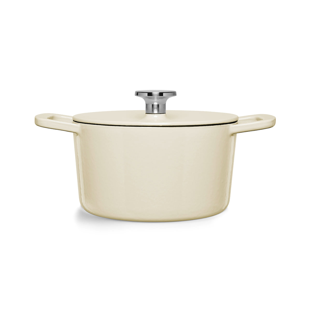 Fissler Moments Gusseisen Topf in creme, mit Deckel und Silberknopf - zeitloses, effizientes Design für energiesparendes Kochen.