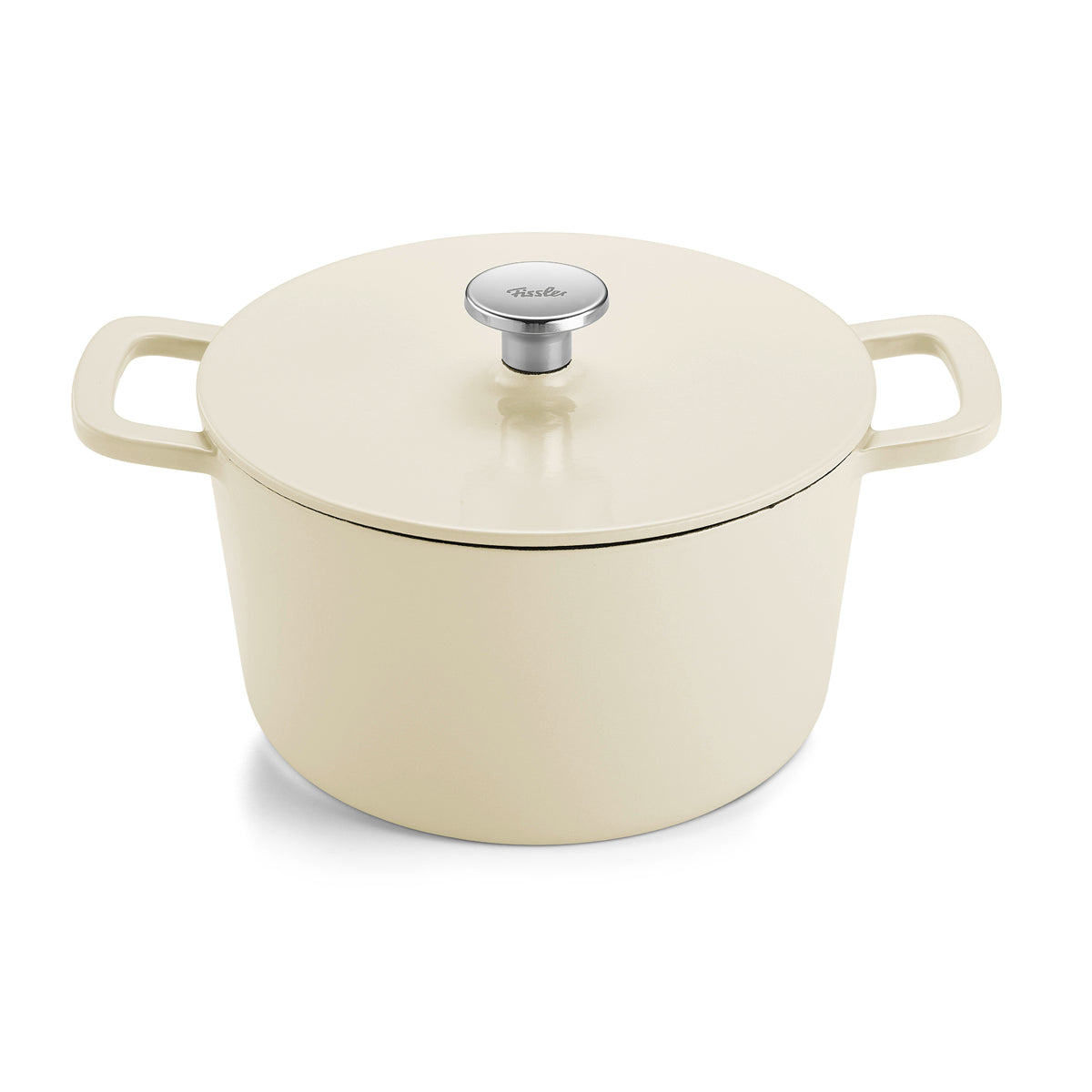 Cremefarbener Fissler Moments Gusseisen Topf Dutch Oven mit Deckel und breiten Griffen. Metallknauf auf dem Deckel mit eingraviertem Fissler Schriftzug.