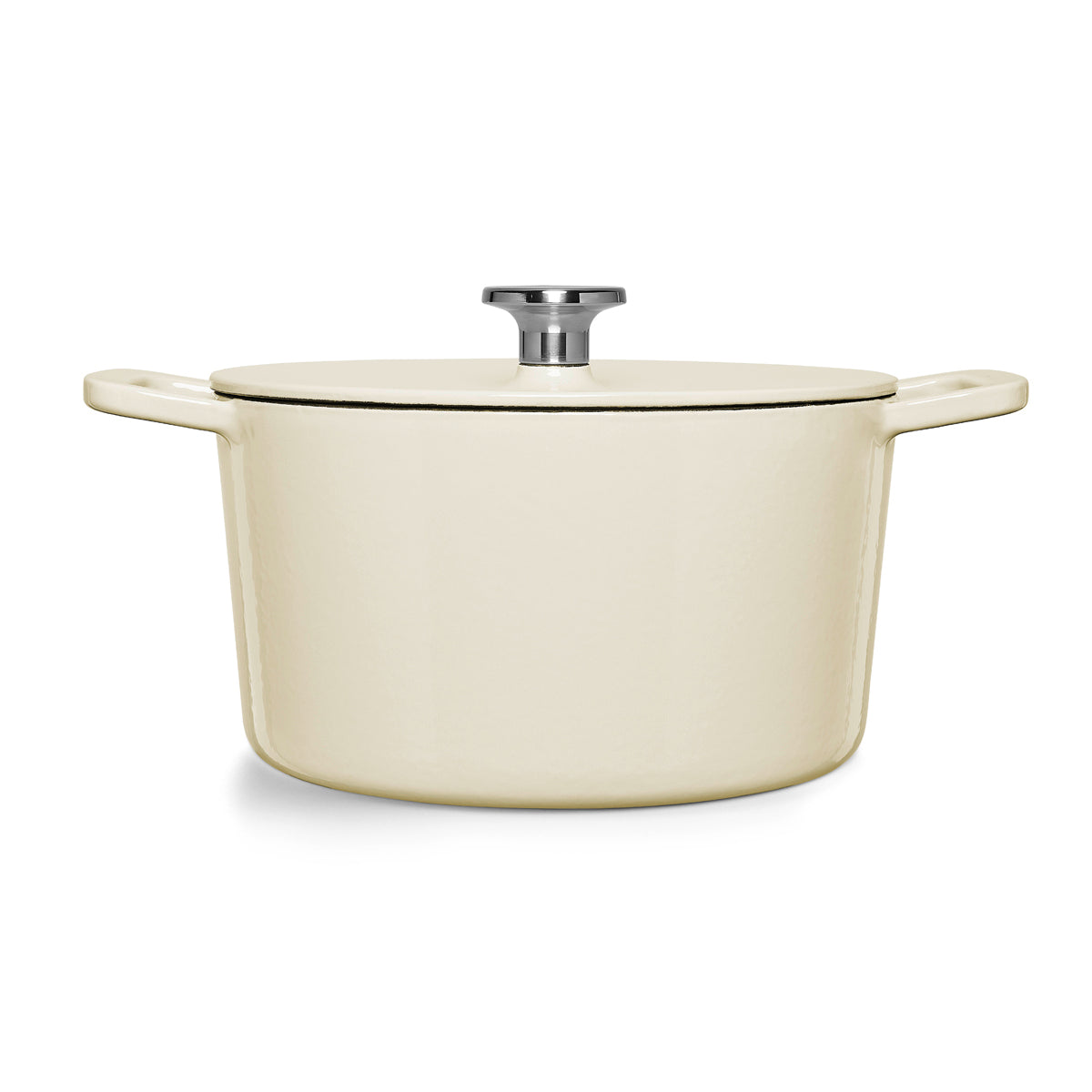 Fissler Moments cremefarbener gusseiserner Dutch Oven mit Deckel und silbernem Knauf, ikonisches Design für effizientes Kochen. Abgebildet auf weißem Hintergrund.