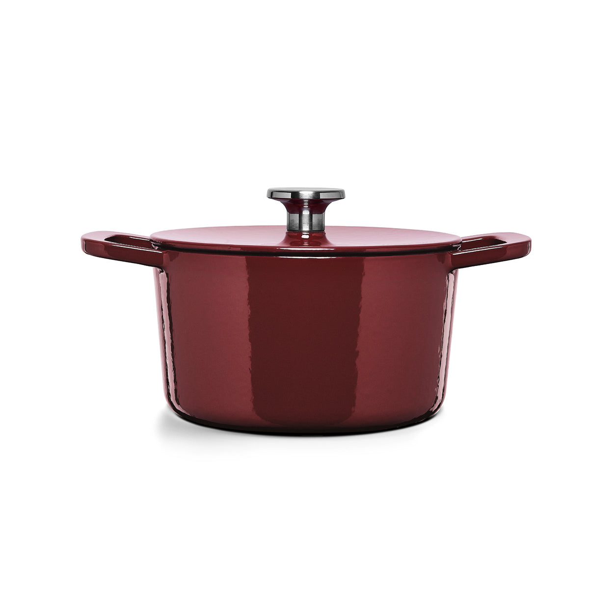 Fissler Moments Gusseisen Topf in rot, energieeffizient, mit zwei Griffen und Deckel. Modernes Design vor weißem Hintergrund.