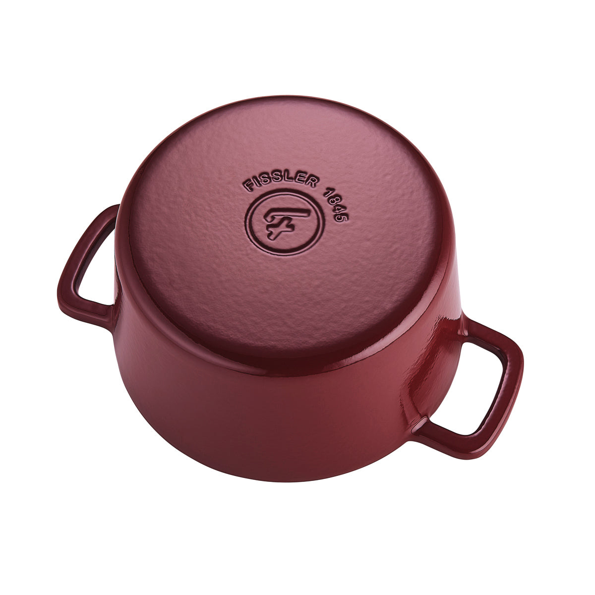 Der umgedrehte rote Fissler Moments Gusseisen Topf zeigt zwei Griffe und das geprägte 1845-Logo, das deutsche Präzision und Design widerspiegelt.