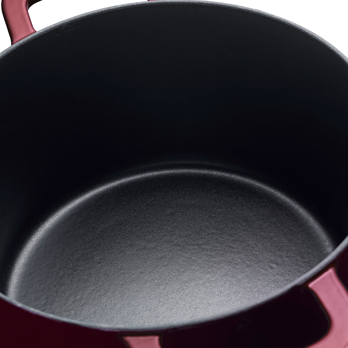 Der Fissler Moments Gusseisen Topf in der Draufsicht: innen schwarzer Antihaftbeschichtung, außen dunkelrot, charakteristische Griffe - zeitloses deutsches Design.