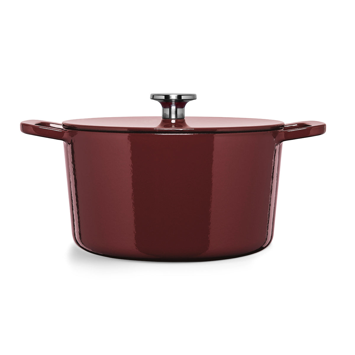 Fissler Moments Collection burgunderrote gusseiserner Dutch Oven mit Deckel und zwei Griffen, hergestellt in Deutschland, auf weißem Hintergrund.