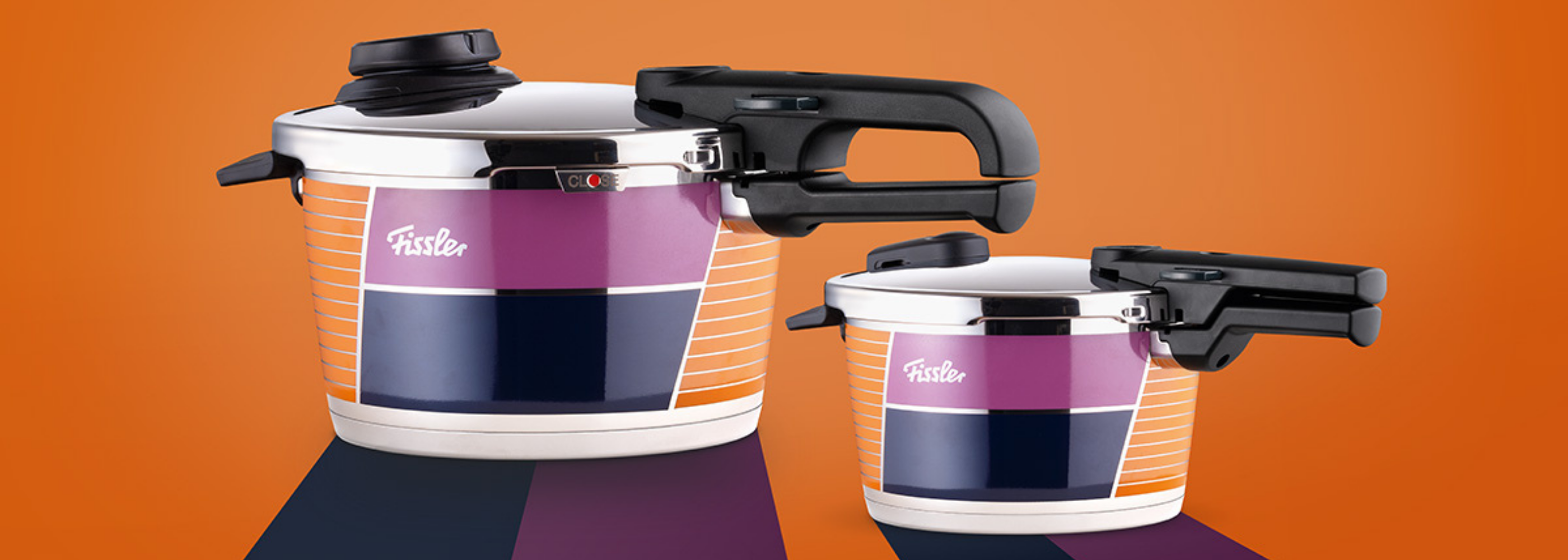 Fissler Schnellkochtöpfe aus rostfreiem Stahl mit schwarzen Griffen und bunten, geometrischen Mustern auf orangefarbenem Hintergrund.
