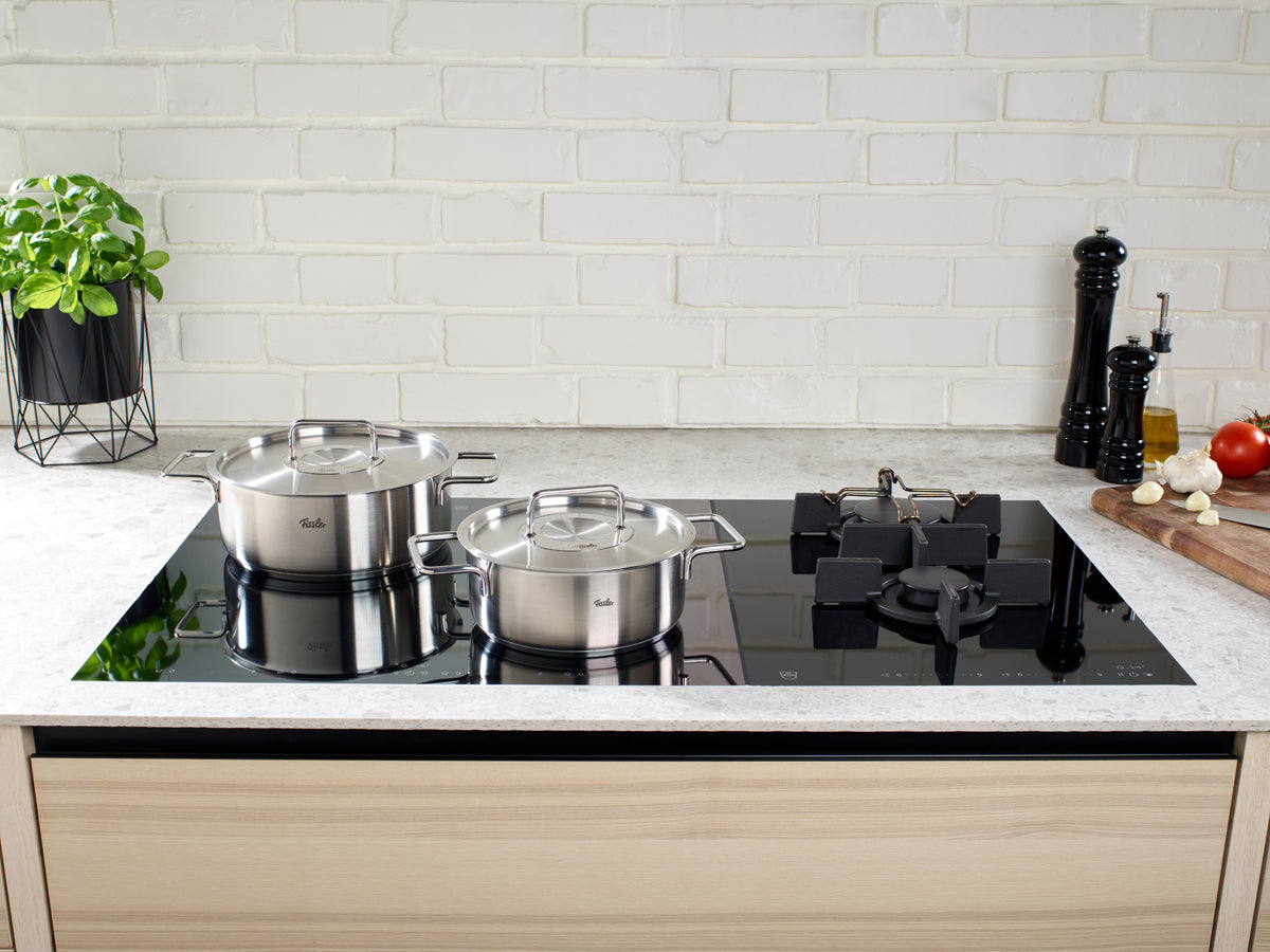 Eine moderne Küche mit zwei Fissler Pure Collection Bratentöpfen mit Metalldeckel ist ein Beispiel für deutsche Präzision und zeitloses Design.
