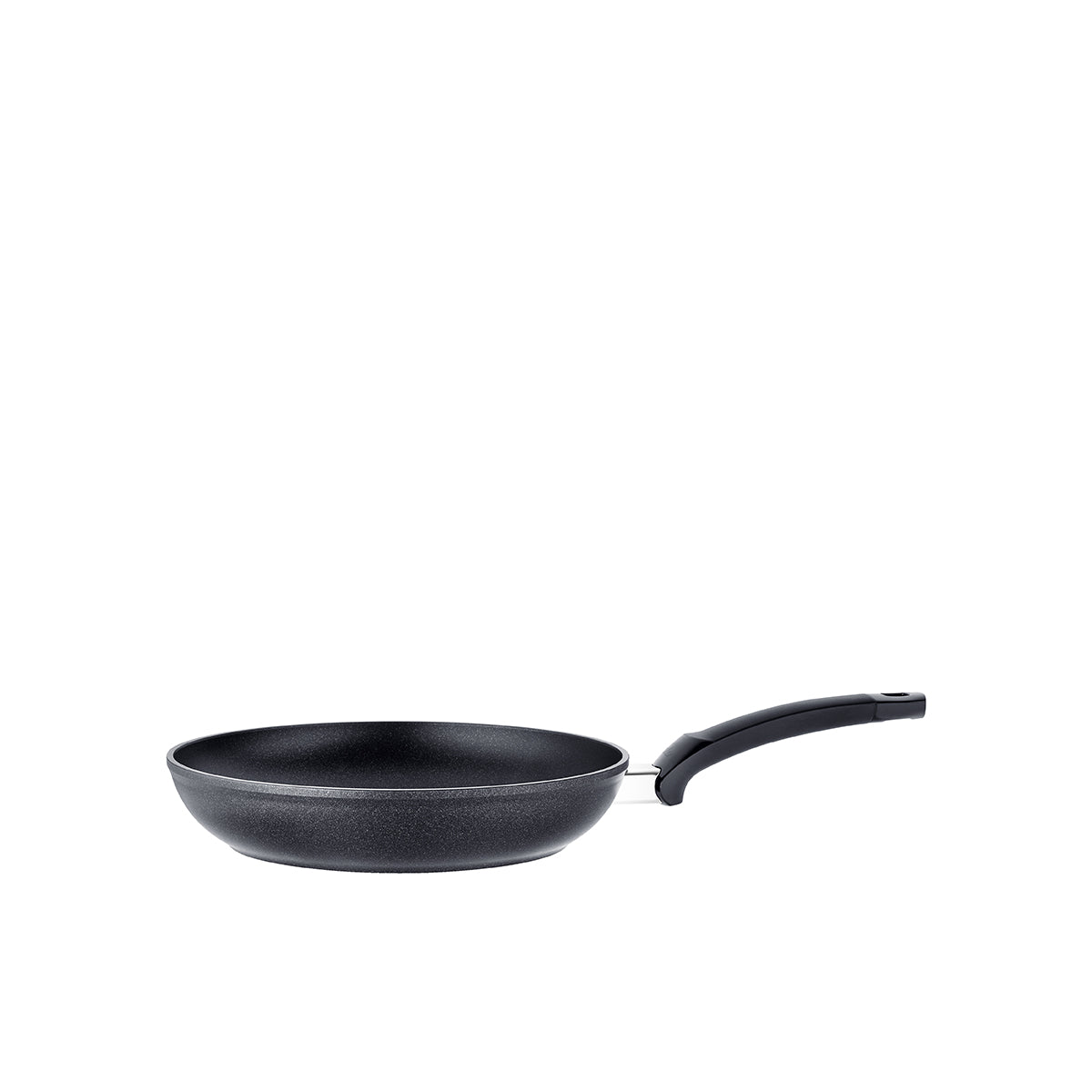 Fissler Levital®+ Classic Pfanne-schwarz antihaftbeschichtet, innen gesprenkelt, ergonomischer Griff; deutsche Ingenieursqualität, schräg dargestellt.