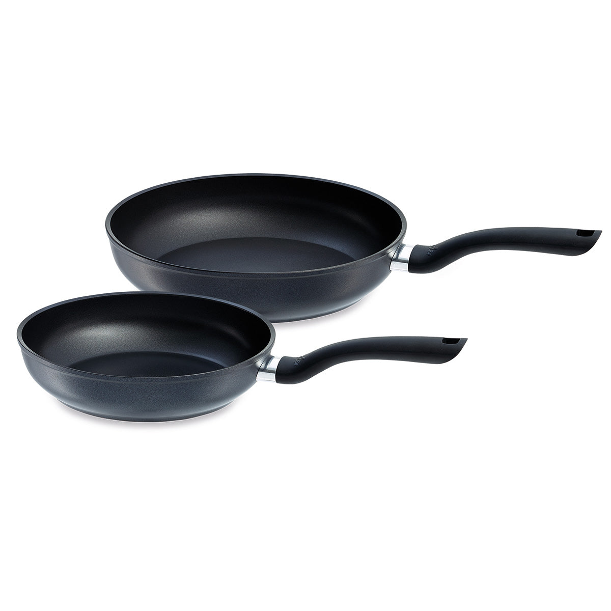 Fissler Cenit® Pfannen-Set: Zwei hochwertige Antihaft-Pfannen, groß und klein, mit ergonomischen Griffen auf weißem Grund. Hergestellt in Deutschland.