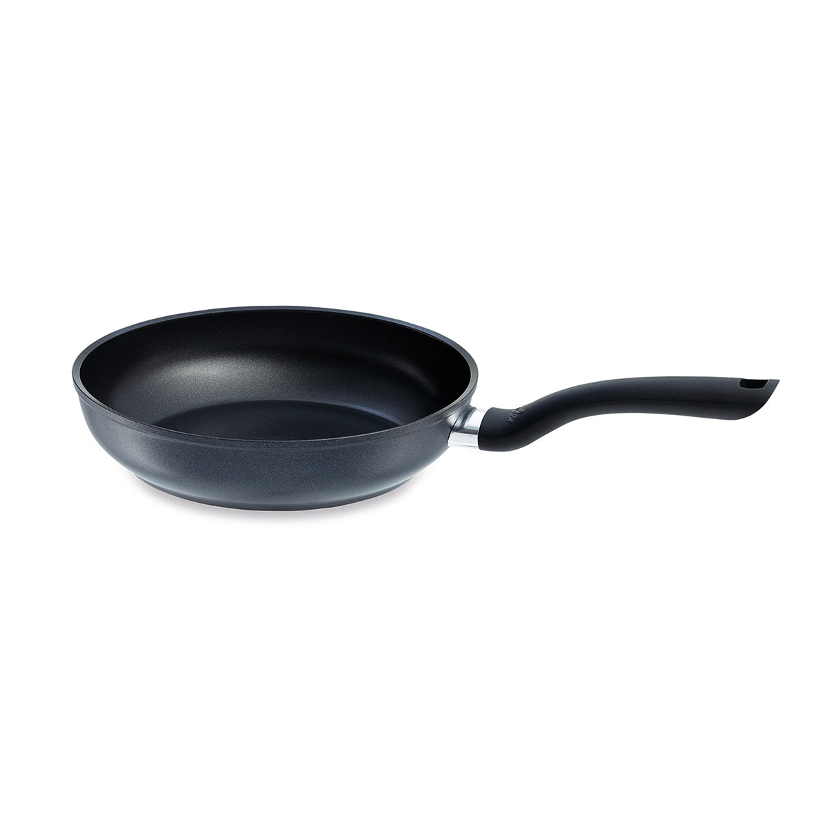 Fissler Cenit® Induktionspfanne mit langlebiger Antihaftbeschichtung und ergonomischem Griff, hergestellt in Deutschland, auf weißem Grund.