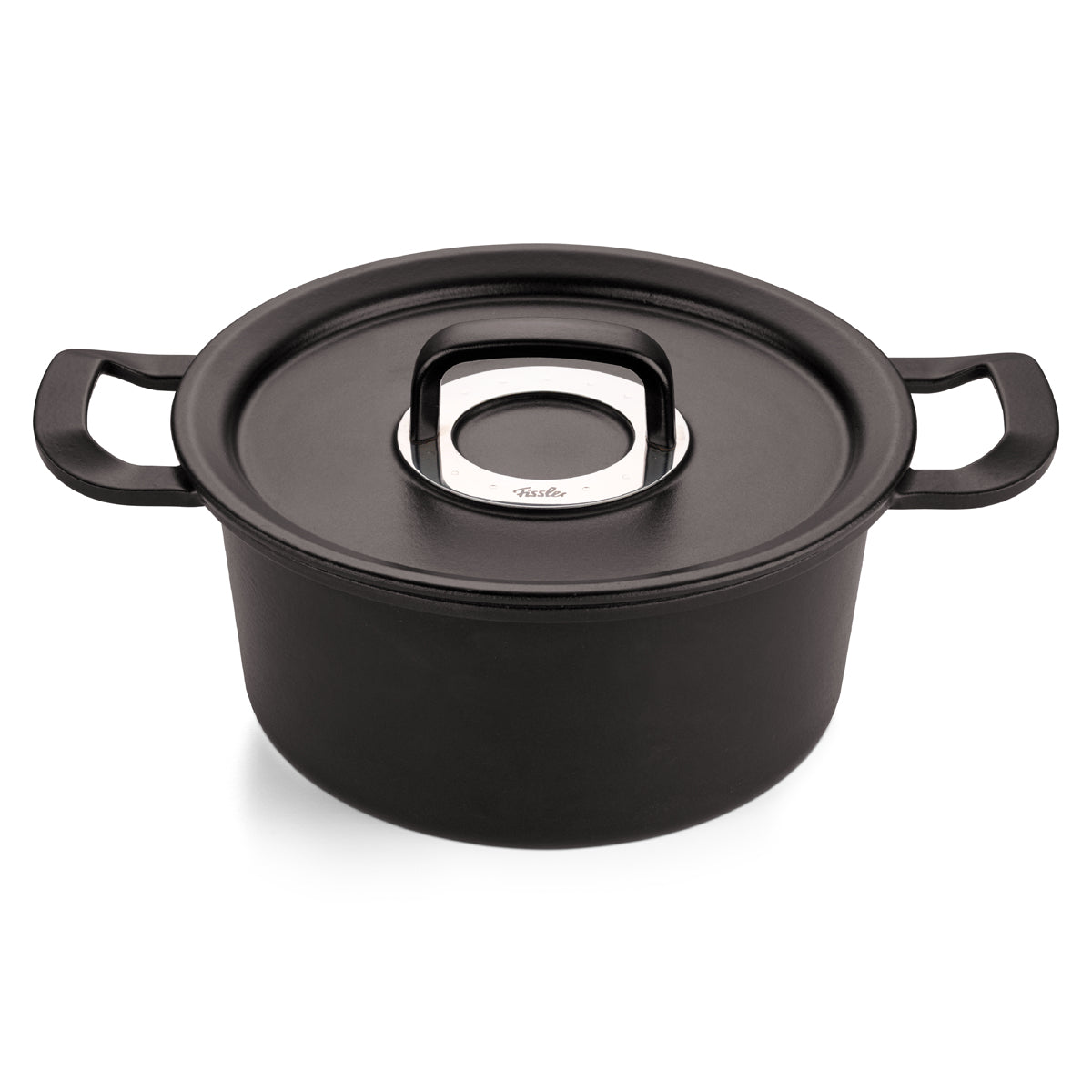Fissler Original-Profi Collection® Gusseisen-Kochtopf in Schwarz mit Griffen und Metalldeckel, modern auf Weiß inszeniert.