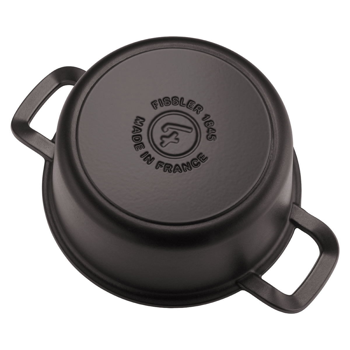 Auf dem Kopf stehend zeigt der schwarze Fissler Gusseisen Kochtopf sein eingeprägtes Logo und die seitlichen Griffe - Präzisionsarbeit aus Deutschland.