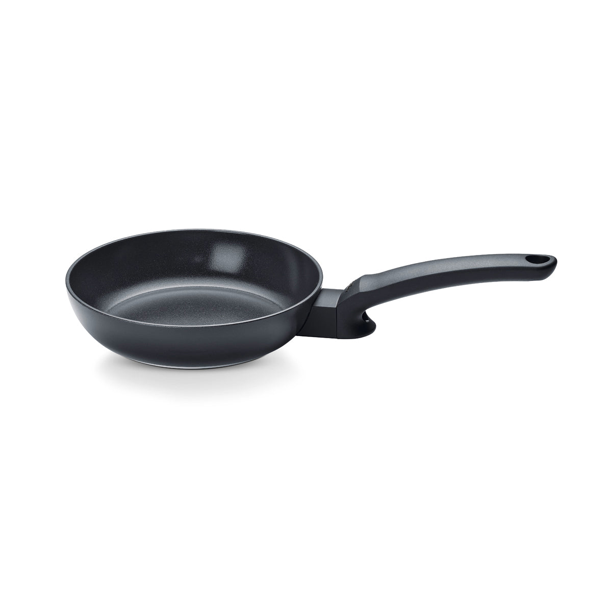 Ceratal® Evo Classic Pfanne von Fissler-PFAS-frei, hergestellt in Deutschland. Schwarze Pfanne mit langem Stiel rechts, auf weißem Hintergrund.