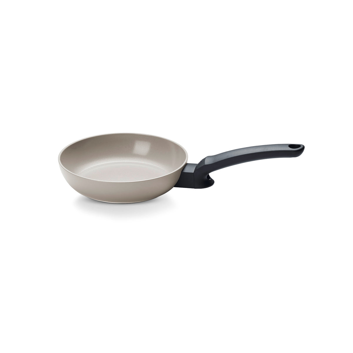 Fissler Ceratal® Evo Classic Pfanne-beige keramische, PFAS-freie Antihaft-Pfanne mit schwarzem Griff. Modernes deutsches Design, auf weißem Grund.