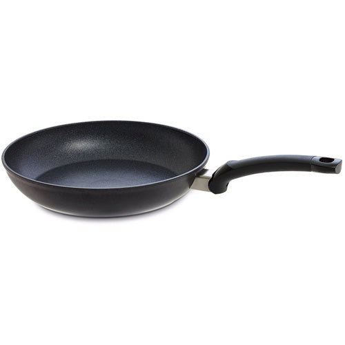 Die Fissler Adamant® Classic Pfanne - Made in Germany, kratzfest, ergonomisch, mit modernem Design - abgebildet auf weißem Hintergrund.