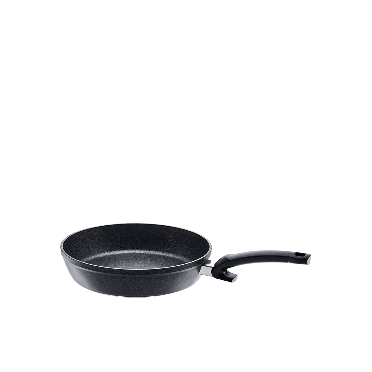 Die Fissler Adamant® Comfort Pfanne in elegantem Schwarz mit ergonomischem Griff zeigt moderne deutsche Handwerkskunst auf weißem Grund.