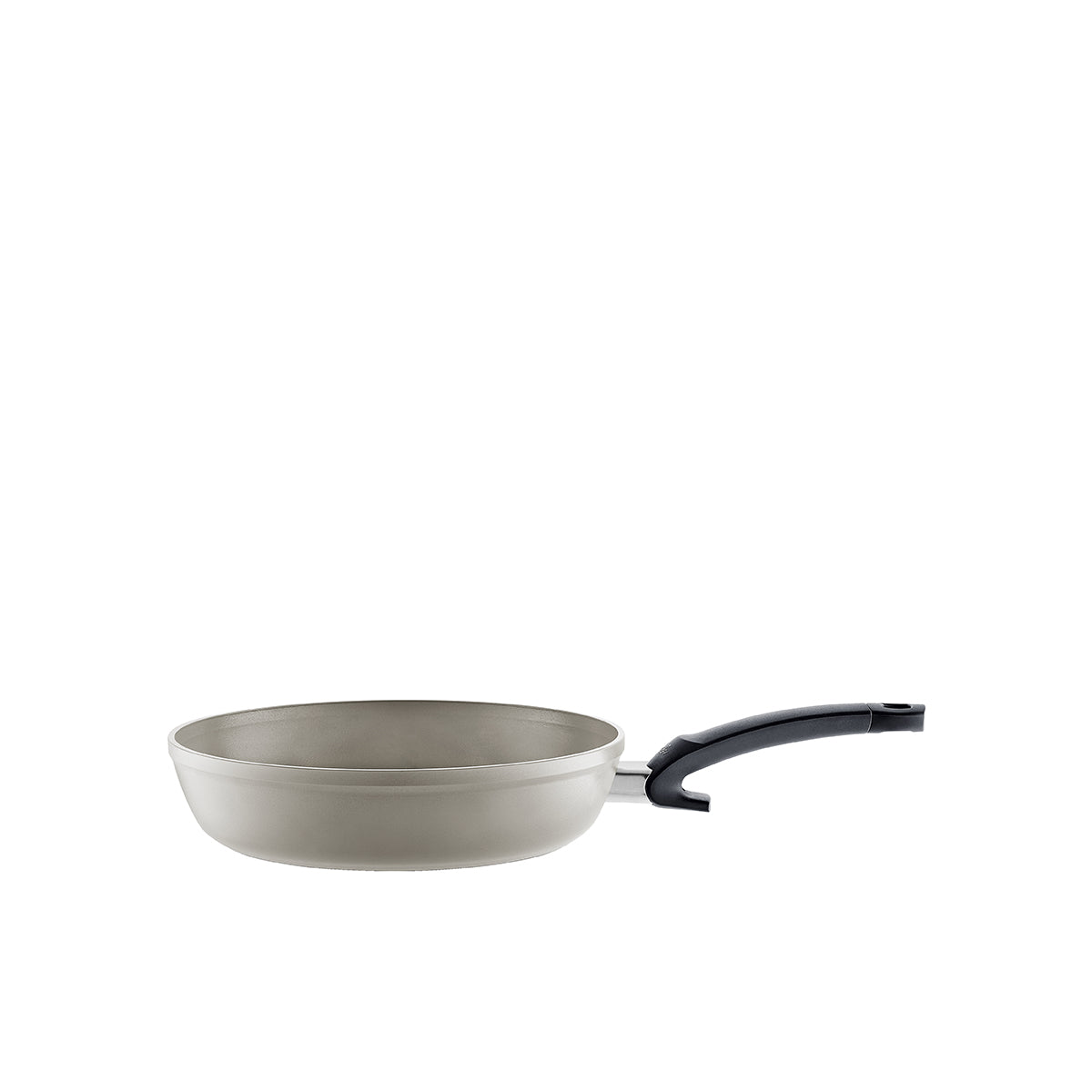 Fissler Ceratal® Comfort Pfanne, silberner Körper mit schwarzem Griff, klare moderne Optik. Keramikbeschichtung, PTFE-frei. Hergestellt in Deutschland.