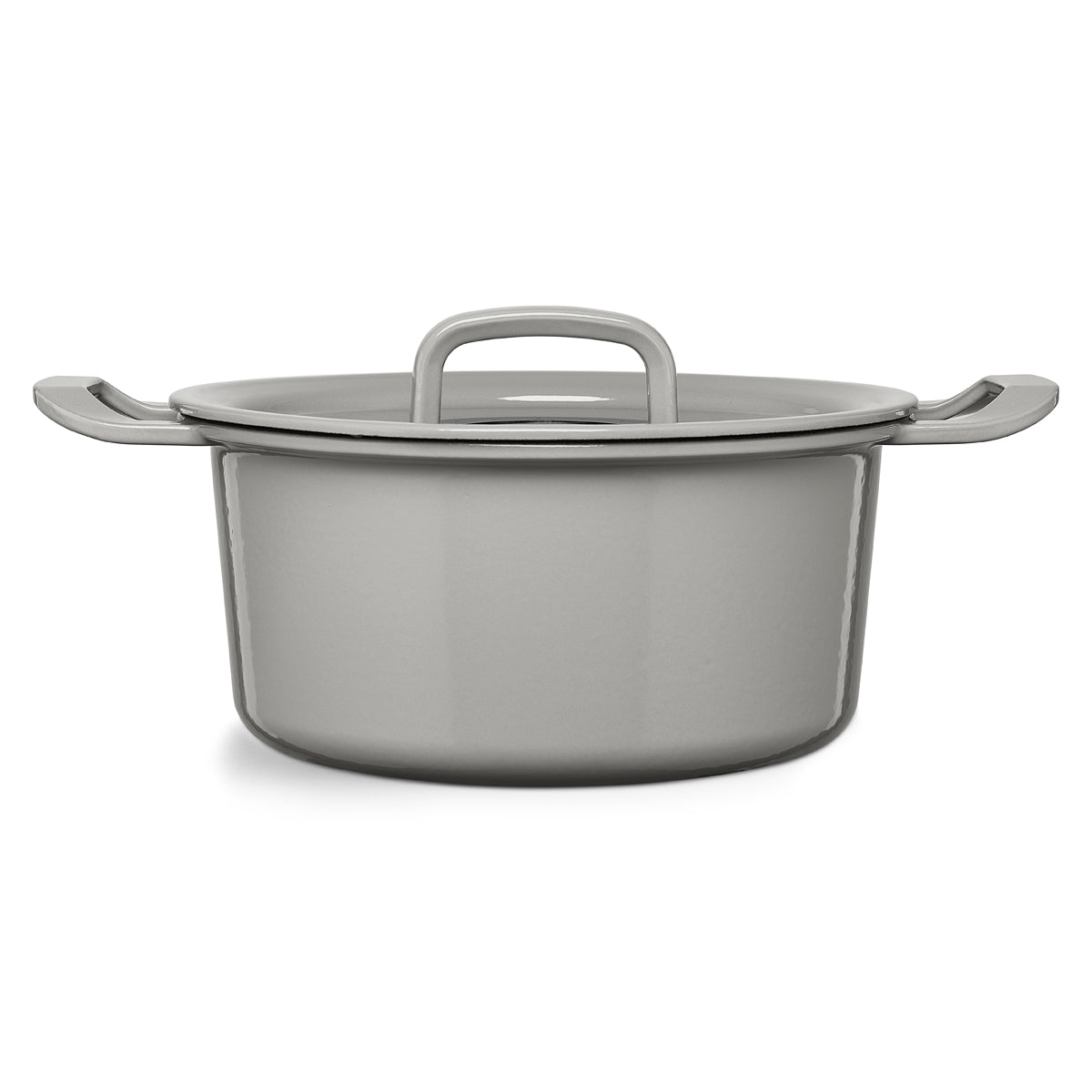 Fissler Original-Profi Collection® Gusseisentopf mit Deckel, seitlichen Griffen und modernem Design, hergestellt in Deutschland auf weißem Grund.