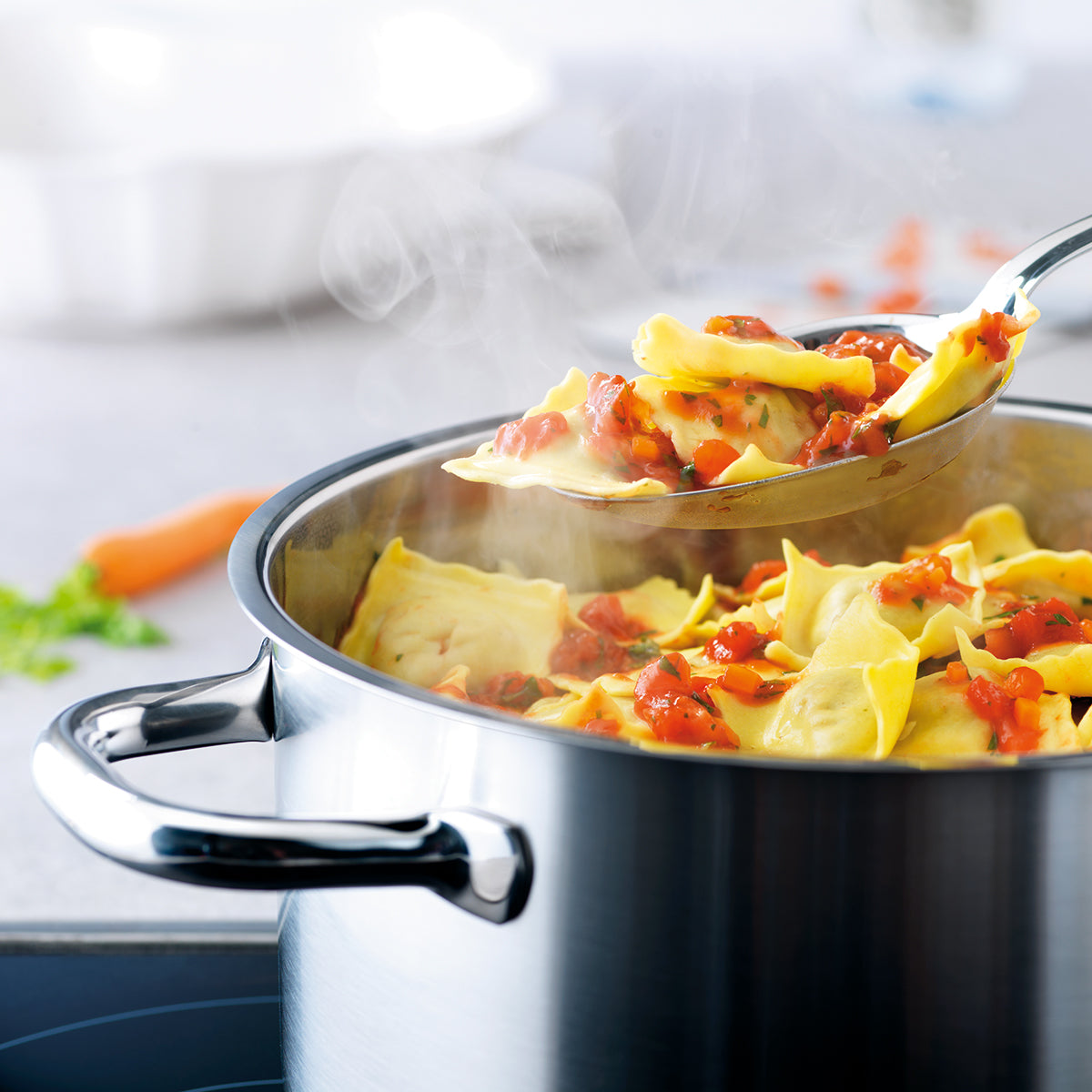 Ravioli in Tomatensoße aus dem Fissler Family Line-Topf - der superthermische Boden sorgt für eine perfekte, gleichmäßige Erwärmung auf dem Herd.