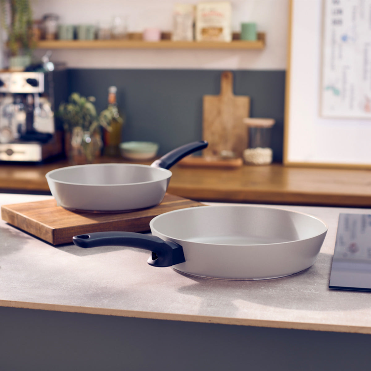 Die Fissler Ceratal® Evo Comfort-Pfannen (24 cm und 28 cm) mit schwarzen Griffen zeugen auf jeder Küchenarbeitsplatte von deutscher Präzision und Langlebigkeit.