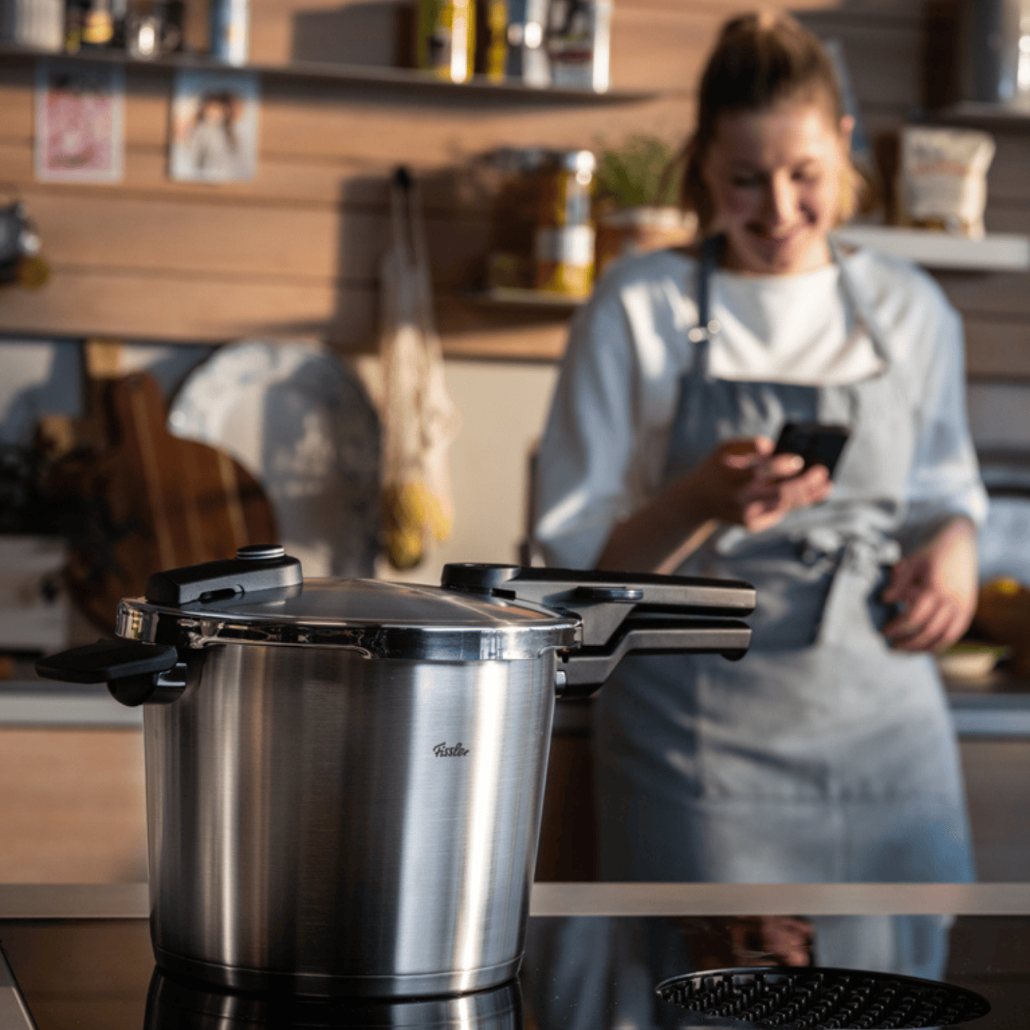 Ein Fissler Edelstahl-Schnellkochtopf auf einer modernen Herdplatte, der deutsche Präzision und zeitloses Design in der Küche präsentiert.