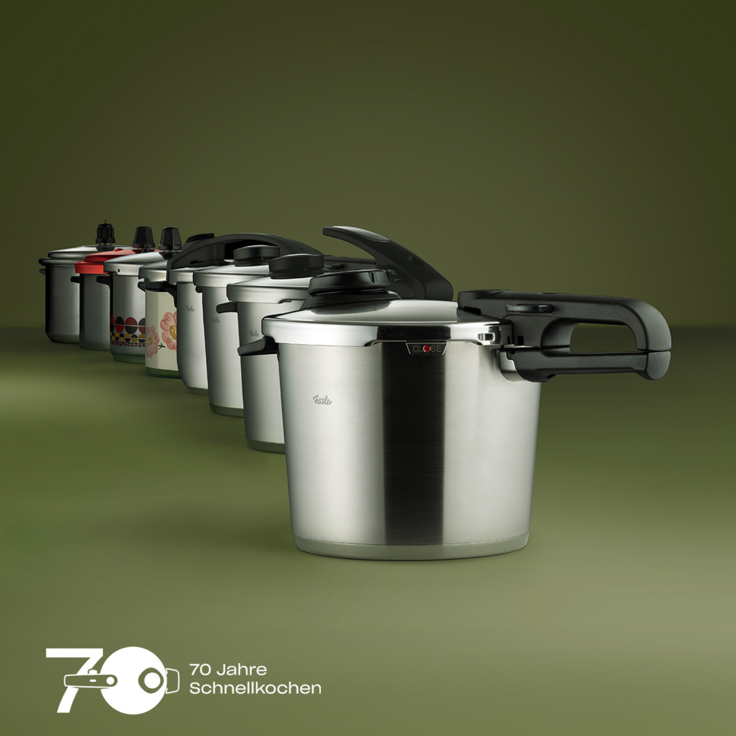 Fissler Schnellkochtöpfe, vom klassischen bis zum modernen Design, auf grün. Text "70 Jahre Schnellkochen" und 70 Jahre Logo in der Ecke.