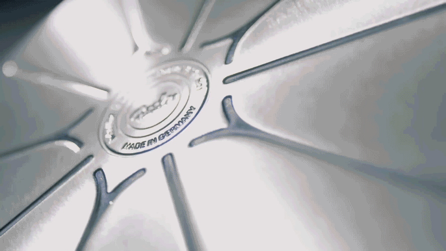 Close-up of a Fissler pot made of polished stainless steel with the engraving "MADE IN GERMANY", showing precise details and a shiny surface.