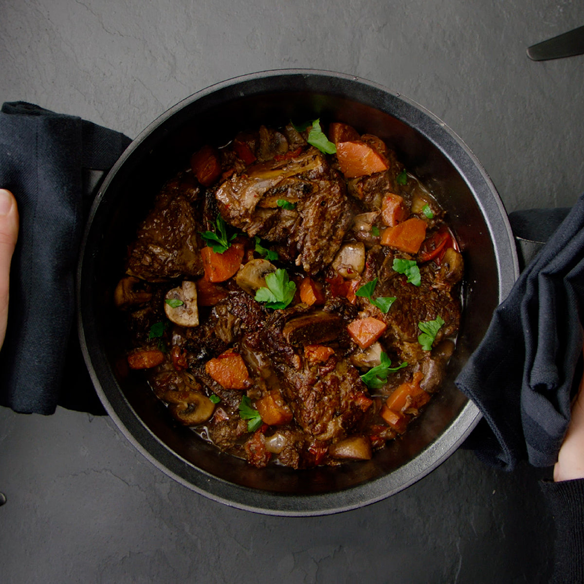 Rindergulasch mit Karotten, Champignons und Petersilie im Fissler Original-Profi Collection® Gusseisen Kochtopf - deutsches Präzisionskochgeschirr.
