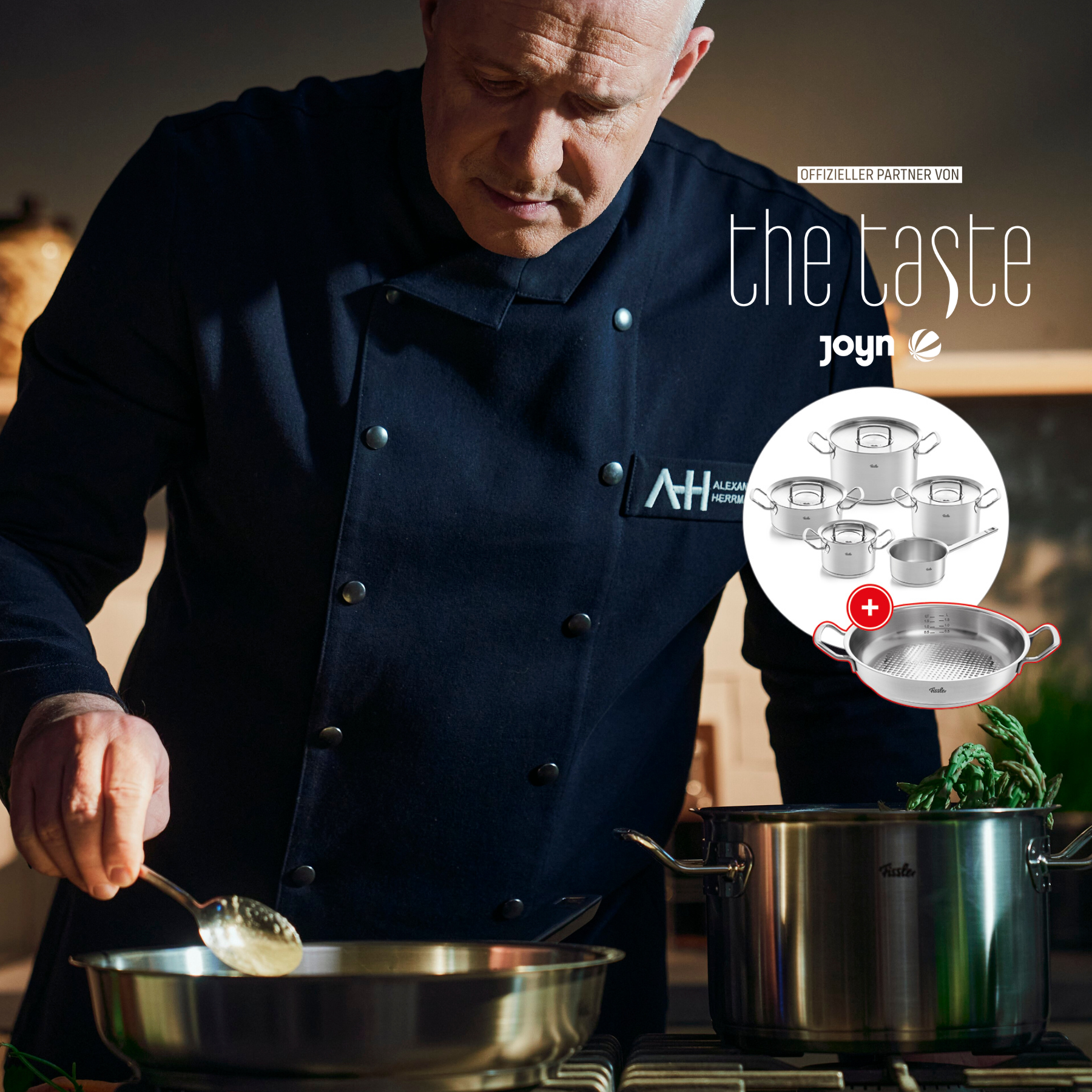 Ein Koch rührt das Essen in einem Fissler-Edelstahltopf auf dem Herd um, mit "the taste", den Logos von Joyn, und Kochgeschirr einschließlich eines Siebs.