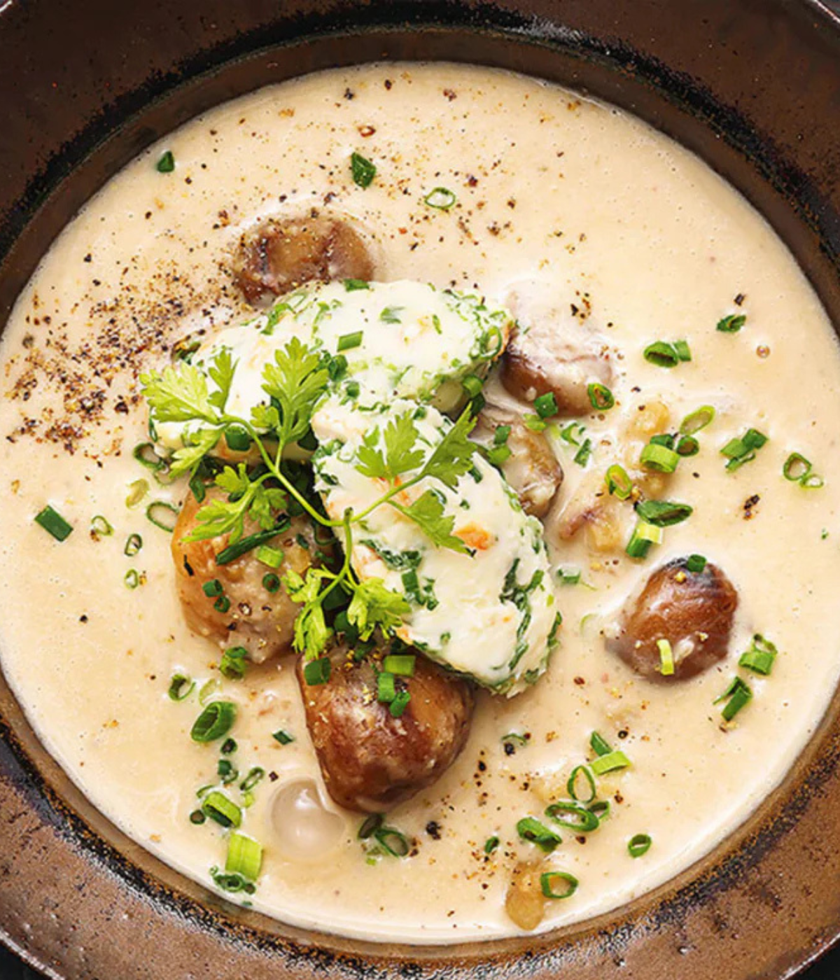 Eine cremige Suppe mit Fleischbällchen, Champignons, Kräutern und Frühlingszwiebeln - zubereitet mit dem Präzisionskochgeschirr von Fissler.