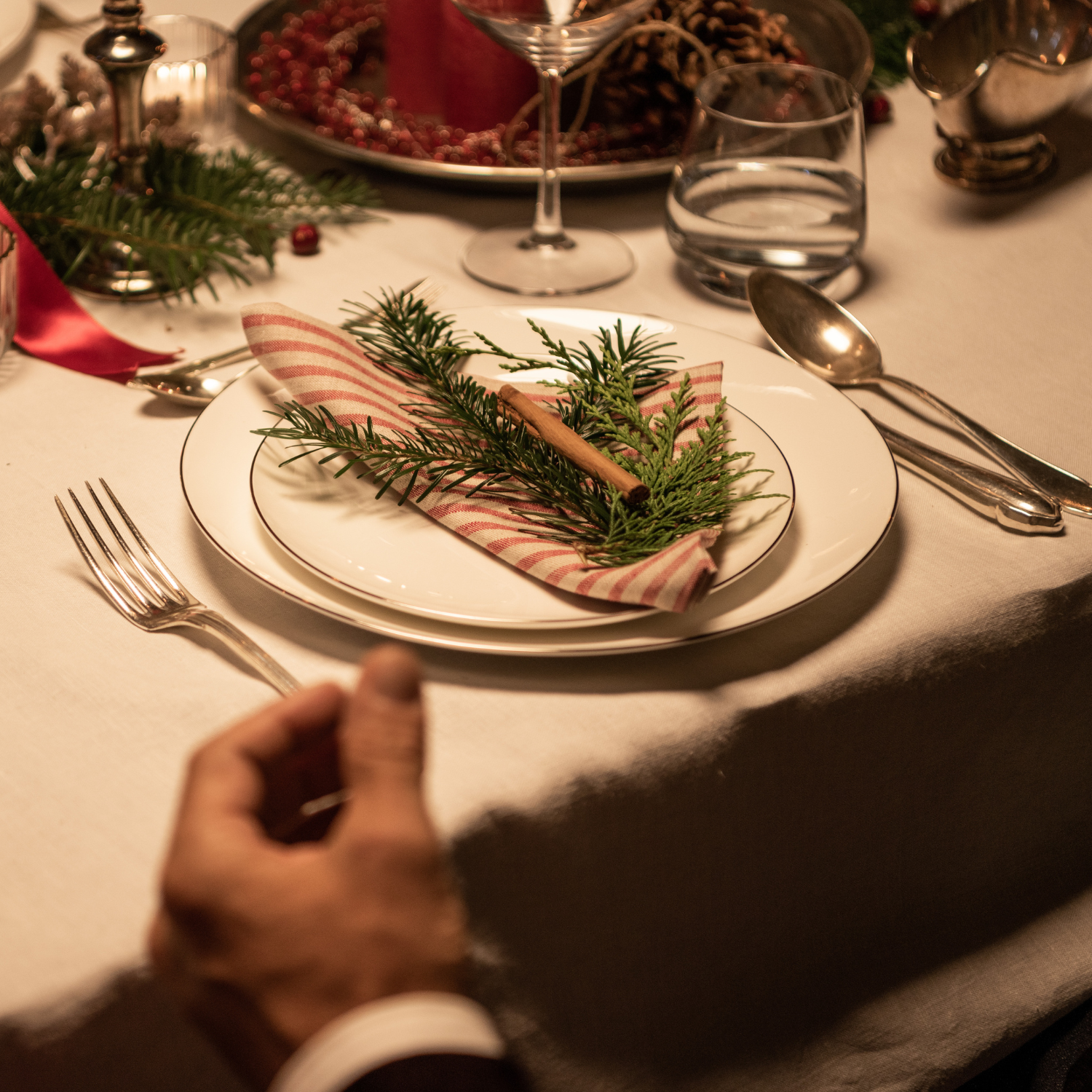 Ein festlich gedeckter Tisch mit Besteck, Gläsern und Dekoration von Fissler - präzises Design für eine zeitlose Festtagstafel.