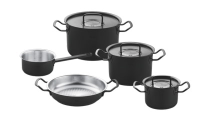 Fünfteiliges schwarzes Kochgeschirr von Fissler: drei Töpfe mit Deckel, Bratpfanne, Stielkasserolle, alle mit passenden Griffen, auf weißem Hintergrund.