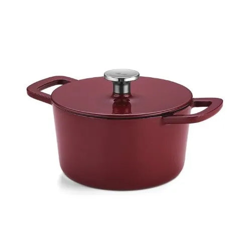 Ein Fissler Dutch Oven aus rotem Gusseisen mit präzisen Seitengriffen und Deckel, silbernem Knauf, zeitlosem deutschen Design auf weißem Hintergrund.