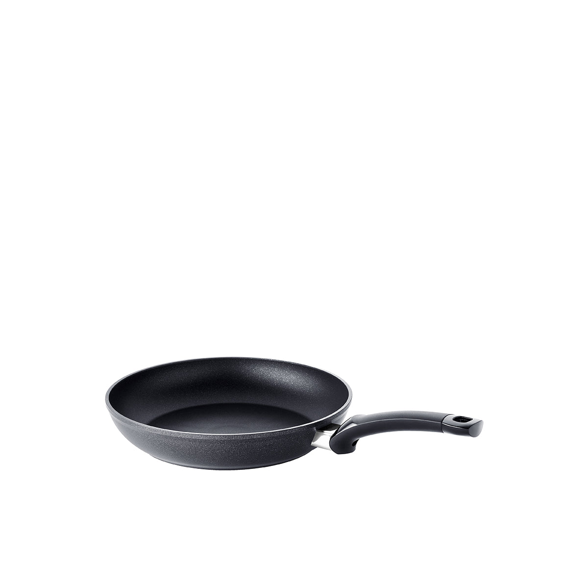 Fissler Levital®+ Classic Pfanne aus recyceltem Aluminium, schwarz beschichtet, mit ergonomischem Griff vor weißem Hintergrund.